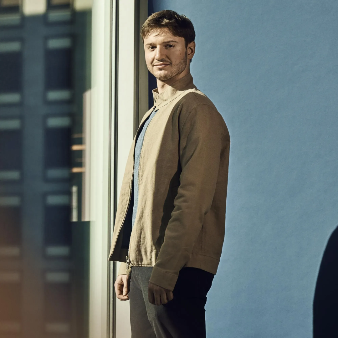 22岁成全球最年轻的白手起家亿万富豪，23岁“翻车”