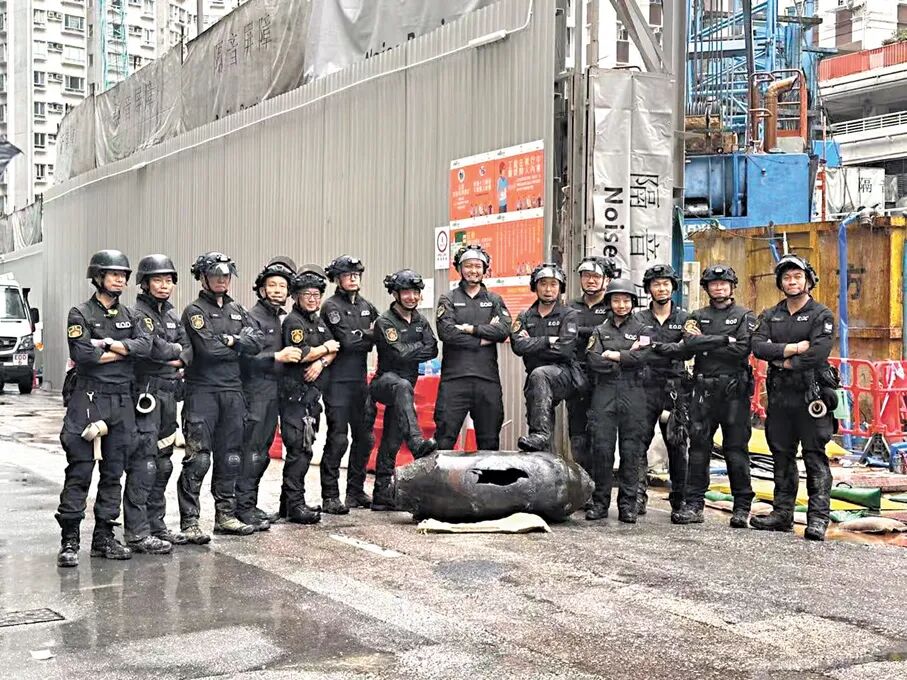 香港文匯報訊　　鰂魚涌濱海街一地盤去年9月19日驚現二戰時期美軍1.5米長、重約1,000磅的「ANM65」標準空投炸彈，香港警務處爆炸品處理課經過9個多小時成功拆彈，其間高效疏散18棟商業及住宅大廈約6,000人。爆炸品處 ...