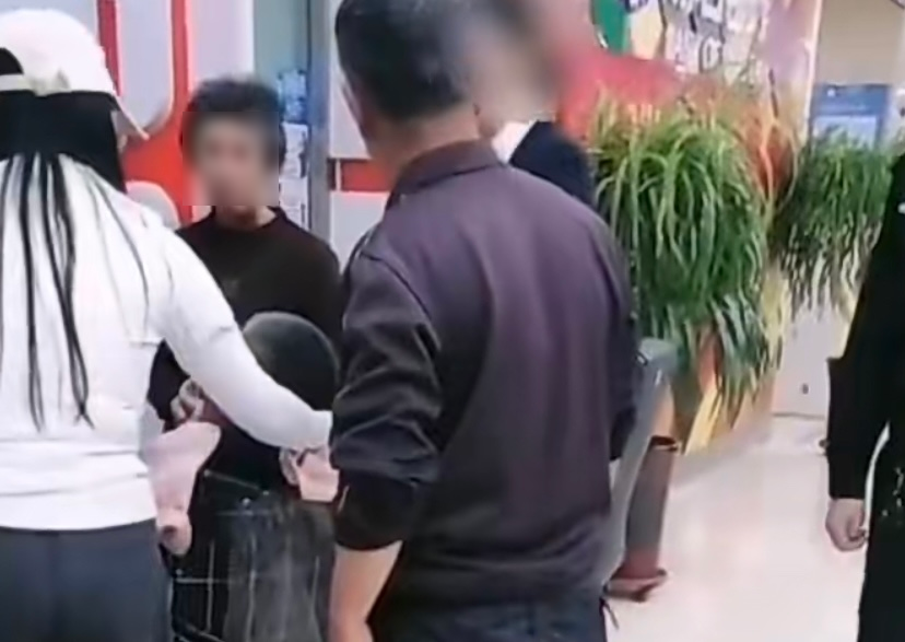 女子用轮椅推患病亲属到银行取钱被拒，银行：非储户真实意愿 ... ...