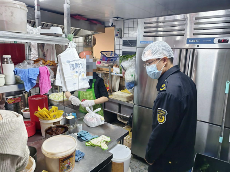 太离谱！外卖吃出整块抹布，鸭肉充当牛肉、无健康证明上岗、经营证照靠P图 ... ...