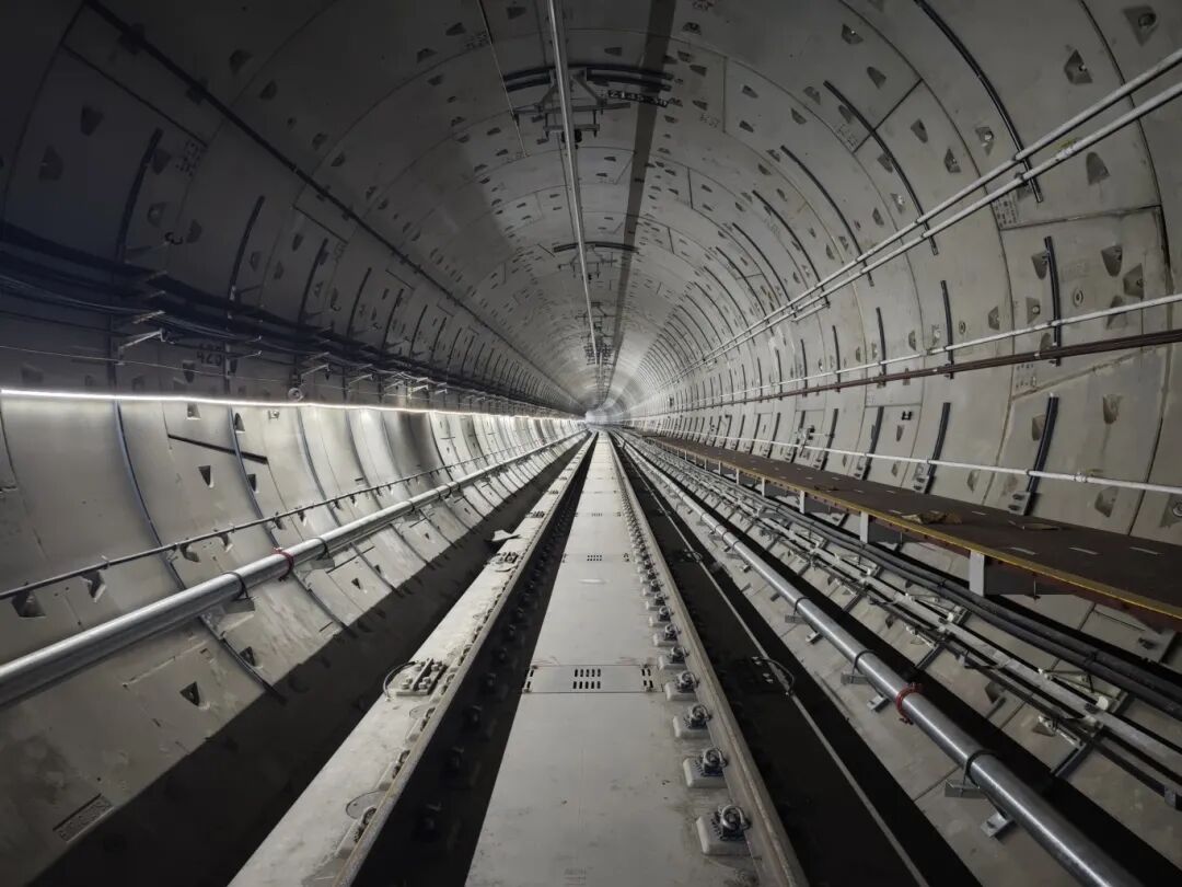 近日，随着最后一段轨排精准落位、顺利锁定，在建地铁十三号线二期宣告实现全线短轨贯通，标志着这条贯穿广州中心城区的东西向轨道交通大动脉，顺利完成轨道铺设关键任务，为后续电通、综合联调等工作奠定了坚实基础 ...