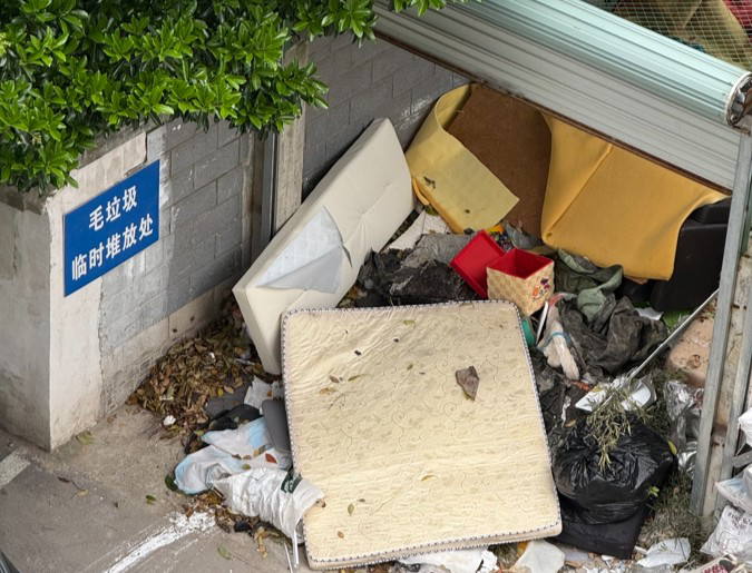 上海街头出现尴尬一幕：楼道、桥下、绿化带…塌陷的床垫、弹簧外露的沙发深夜出现，上 ...