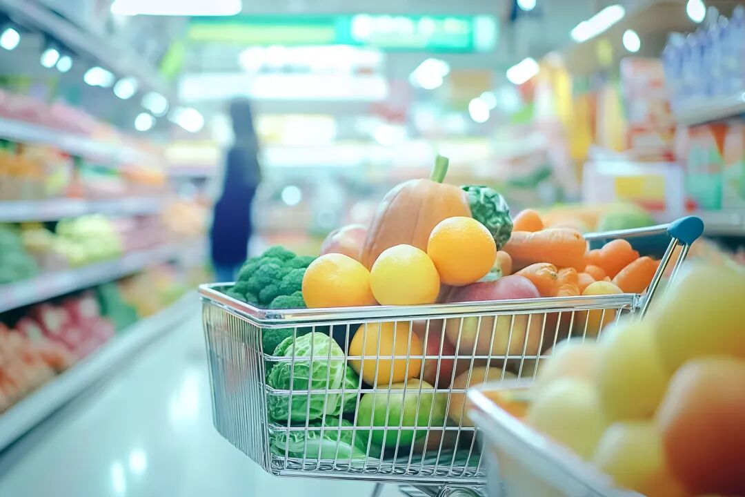 喜欢逛超市买生鲜的宝子注意啦！《超市销售生鲜农产品管理技术规范》（GB/T 22502-2025）已于2026年3月1日正式实施，替代2008年旧版。作为规范超市生鲜经营的推荐性国家标准，新版从安全、品质、体验、数字化等方面 ...
