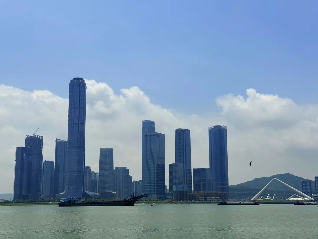 最近这段时间，全国楼市都在经历一场漫长的调整，不少城市房价跌跌不休，降价、打折、甩卖几乎成了常态。珠海也不例外，从2022年开始，市场降温、成交放缓、预期转弱，从数据上来看，珠海的上一波的业主也确实是降不 ...