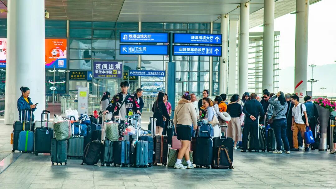 据国家移民管理局预测，“五一”小长假全国口岸将迎来出入境客流高峰，预计日均出入境人员将达225万人次，单日最高通关量将突破240万人次。大型国际机场口岸出入境客流增长明显，上海浦东、广州白云、北京首都、成都 ...